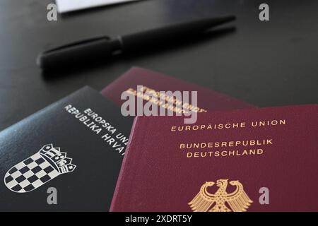 Stuttgart, Deutschland. Juni 2024. Ein Kroatisch, ein deutscher und ein griechischer Pass liegen auf einem Tisch. Quelle: Marijan Murat/dpa/Alamy Live News Stockfoto