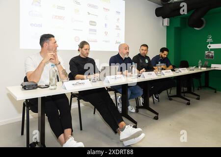 La Louviere, Belgien. Juni 2024. RAAL-Direktor, Torhüter Silvio Proto, RAAL-Direktor Nicolas Frutos, RAAL-Chef Toni Turi, RAAL-Cheftrainer Frederic Taquin und David Verwilghen von RAAL, die während einer Pressekonferenz der belgischen Fußballmannschaft RAAL La Louviere am Montag, den 24. Juni 2024 in La Louviere, in Bezug auf die kommende Saison 2024-25 der zweiten Liga der Challenger Pro League der belgischen Meisterschaften. BELGA FOTO JAMES ARTHUR GEKIERE Credit: Belga News Agency/Alamy Live News Stockfoto