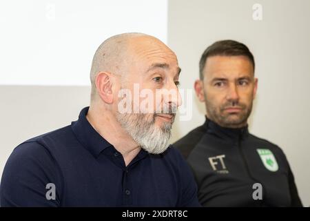 La Louviere, Belgien. Juni 2024. RAAL-CEO Toni Turi und RAAL-Cheftrainer Frederic Taquin wurden während einer Pressekonferenz der belgischen Fußballmannschaft RAAL La Louviere am Montag, den 24. Juni 2024, in La Louviere zur kommenden Saison 2024-25 der zweiten Liga der Challenger Pro League der belgischen Meisterschaften vorgestellt. BELGA FOTO JAMES ARTHUR GEKIERE Credit: Belga News Agency/Alamy Live News Stockfoto