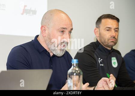 La Louviere, Belgien. Juni 2024. RAAL-CEO Toni Turi und RAAL-Cheftrainer Frederic Taquin wurden während einer Pressekonferenz der belgischen Fußballmannschaft RAAL La Louviere am Montag, den 24. Juni 2024, in La Louviere zur kommenden Saison 2024-25 der zweiten Liga der Challenger Pro League der belgischen Meisterschaften vorgestellt. BELGA FOTO JAMES ARTHUR GEKIERE Credit: Belga News Agency/Alamy Live News Stockfoto