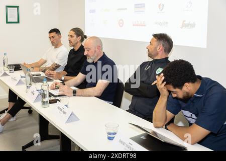 La Louviere, Belgien. Juni 2024. RAAL-Direktor, Torhüter Silvio Proto, RAAL-Direktor Nicolas Frutos, RAAL-Chef Toni Turi, RAAL-Cheftrainer Frederic Taquin und David Verwilghen von RAAL, die während einer Pressekonferenz der belgischen Fußballmannschaft RAAL La Louviere am Montag, den 24. Juni 2024 in La Louviere, in Bezug auf die kommende Saison 2024-25 der zweiten Liga der Challenger Pro League der belgischen Meisterschaften. BELGA FOTO JAMES ARTHUR GEKIERE Credit: Belga News Agency/Alamy Live News Stockfoto