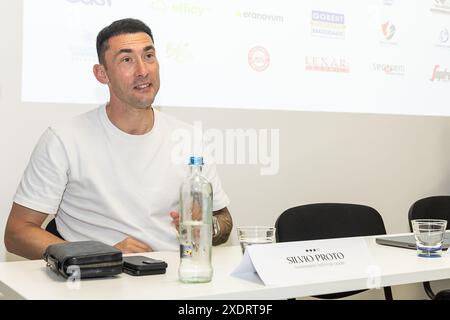 La Louviere, Belgien. Juni 2024. RAAL-Direktor, Torhüter Silvio Proto, wurde während einer Pressekonferenz der belgischen Fußballmannschaft RAAL La Louviere am Montag, den 24. Juni 2024, in La Louviere über die kommende Saison 2024-25 der zweiten Liga der Challenger Pro League der belgischen Meisterschaften vorgestellt. BELGA FOTO JAMES ARTHUR GEKIERE Credit: Belga News Agency/Alamy Live News Stockfoto