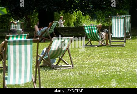 Die Öffentlichkeit genießt die Sommersonne im Green Park in London. Für diese Woche wurden Höchstwerte von bis zu 31 °C prognostiziert, da die Temperaturen in Großbritannien weiter steigen. Bilddatum: Montag, 24. Juni 2024. Stockfoto