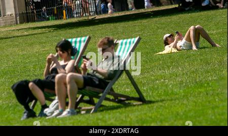 Die Öffentlichkeit genießt die Sommersonne im Green Park in London. Für diese Woche wurden Höchstwerte von bis zu 31 °C prognostiziert, da die Temperaturen in Großbritannien weiter steigen. Bilddatum: Montag, 24. Juni 2024. Stockfoto