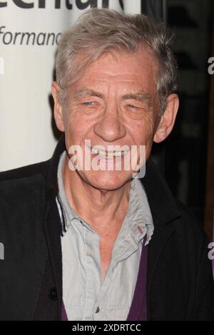 Sir Ian McKellen nimmt am 2. November 2009 an der „Only Make Believe“-Gala zum 10. Jahrestag im Shubert Theatre in New York Teil. Foto: Henry McGee/MediaPunch Stockfoto