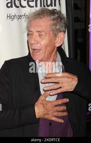 Sir Ian McKellen nimmt am 2. November 2009 an der „Only Make Believe“-Gala zum 10. Jahrestag im Shubert Theatre in New York Teil. Foto: Henry McGee/MediaPunch Stockfoto