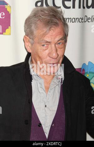 Sir Ian McKellen nimmt am 2. November 2009 an der „Only Make Believe“-Gala zum 10. Jahrestag im Shubert Theatre in New York Teil. Foto: Henry McGee/MediaPunch Stockfoto