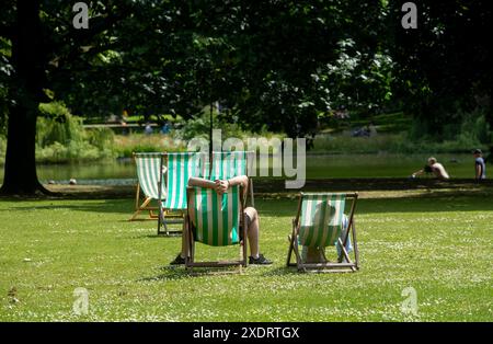 Die Öffentlichkeit genießt die Sommersonne im Green Park in London. Für diese Woche wurden Höchstwerte von bis zu 31 °C prognostiziert, da die Temperaturen in Großbritannien weiter steigen. Bilddatum: Montag, 24. Juni 2024. Stockfoto