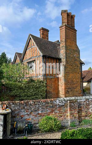 Giebelsteinmauer und Schornstein aus dem Garten des Tudor-Bauernhauses aus dem 16. Jahrhundert in Hertfordshire, England, Großbritannien. Stockfoto