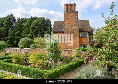 Küchengarten eines Giebelbauernhauses aus dem 16. Jahrhundert in Hertfordshire, England, Großbritannien. Stockfoto