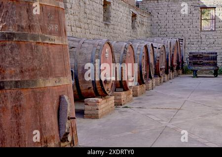 Haufen Holzfässer hintereinander im Hinterhof eines Lagers Stockfoto