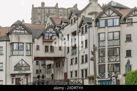 Edinburgh, Schottland - 16. Januar 2024 - Architektur der traditionellen Gebäude an der Hawthornbank Lane in Dean Village. Mietshäuser, Platz für t Stockfoto