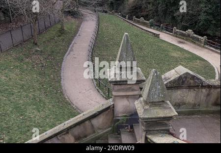 Edinburgh, Schottland - 16. Januar 2024 - Blick auf St. Bernards Bridge und Elongated Park an der Uferpromenade des Wassers von Leith bei Stockbridge und Dean Stockfoto