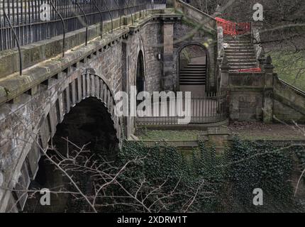 Edinburgh, Schottland - 16. Januar 2024 - Blick auf St. Bernards Bridge und das Wasser von Leith in der Nähe von Stockbridge und Dean Village in der Stadt Edinburgh. T Stockfoto