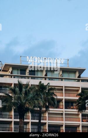 Cannes, Frankreich - 20. April 2024: Mondrian Hotel-Schild in Cannes während der Dämmerung Stockfoto