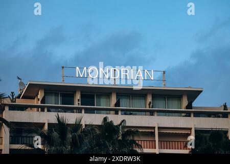 Cannes, Frankreich - 20. April 2024: Mondrian Hotel-Schild in Cannes während der Dämmerung Stockfoto