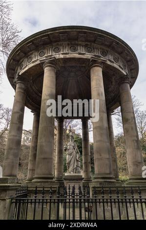 Edinburgh, Schottland - 16. Januar 2024 - Statue der griechischen Göttin der Gesundheit (Hygeia) in St.. Bernard's Well (der kreisförmige neo-römische Brunnen) in der Nähe von Dean Village. S Stockfoto