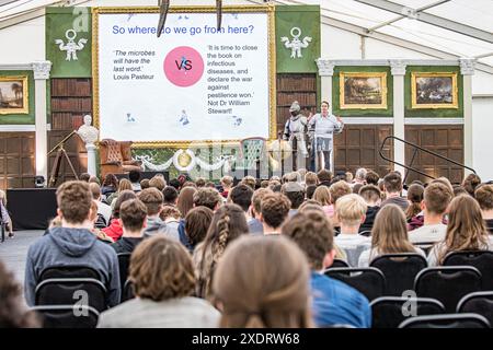 BROADCHALKE, WILTSHIRE, UK, 24. Juni 2024, Chalke History Festival, das führende britische Geschichtsfestival am Eröffnungstag, das Hunderttausende von Geschichtsbegeisterten anzieht (darunter Zehntausende von Schulkindern während des Schulfestes an den ersten beiden Tagen). John Rose/Alamy Live News Stockfoto