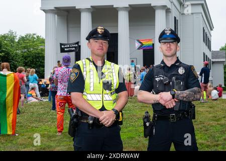 Concord Police Inspector Ronald Holsinger und Officer Michael Sellards helfen beim Concord Pride fest 2024, um den Pride Month zu feiern. Stockfoto