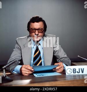 Ketten, Fernsehfilm nach dem Roman 'Chain of Darkness' von Kenneth Cook, Deutschland 1976, Regie: Karl Fruchtmann, Szenenfoto: Nachrichtensprecher Stockfoto