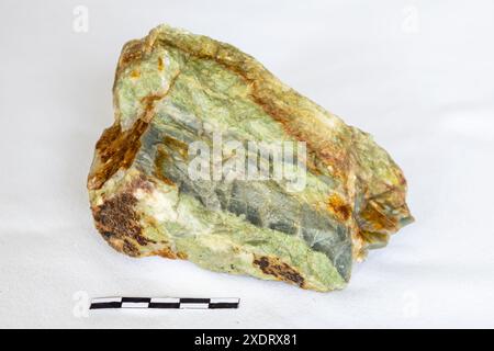 Probe von eingelassenem Barit und Chert aus dem archäischen Zeitalter mit Skala. Stockfoto