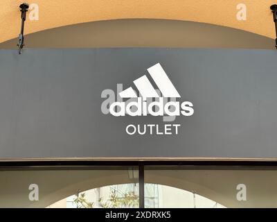 Belgrad, Serbien - 16. Juni 2024: Adidas Outlet Store präsentiert Sportbekleidung und Schuhe, perfekt für urbanes Marketing und Einzelhandel Stockfoto