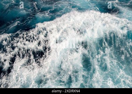 Ocean’s Fury: Wellen treffen in Nature’s Dance Stockfoto