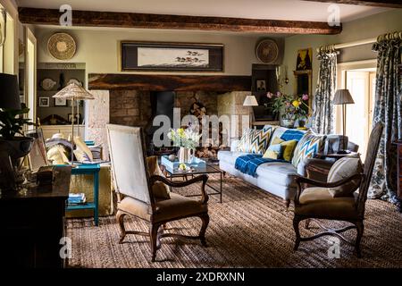 Gemütliches Wohnzimmer mit eingenähtem Kamin im charmanten Somerset-Pfarrhaus aus dem 17. Jahrhundert, Südwestengland, Großbritannien. Stockfoto