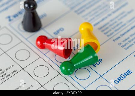 Symbolbild Umfragewerte und Wahlergebnisse in Deutschland: Umgedrehte Spielstücke in den Farben Rot (SPD), Grün (die Grünen) und Gelb (FDP) auf einem s Stockfoto