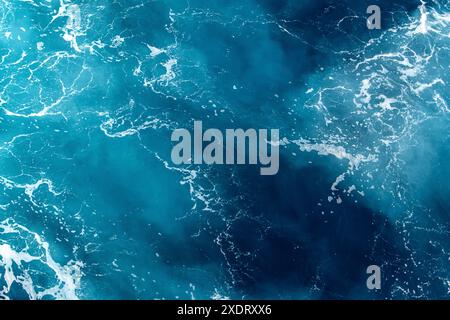 Sonnendurchfluteter Meeresteppich: Die Wasserkunst der Natur Stockfoto