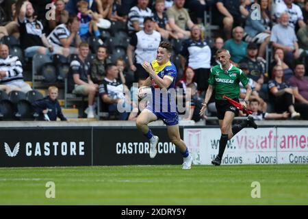 Josh Thewlis von Warrington Wolves spielt mit dem Ball während des Spiels der Betfred Super League im MKM Stadium, Kingston upon Hull. Bilddatum: Samstag, 22. Juni 2024. Stockfoto