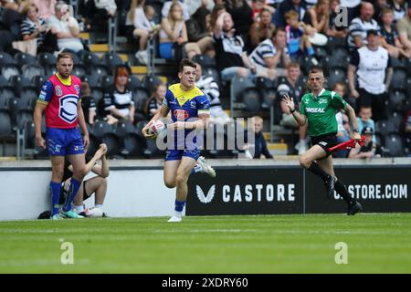 Josh Thewlis von Warrington Wolves spielt mit dem Ball während des Spiels der Betfred Super League im MKM Stadium, Kingston upon Hull. Bilddatum: Samstag, 22. Juni 2024. Stockfoto