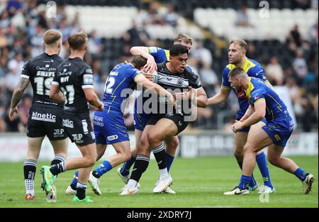 Herman ese’ese’ese von Hull FC wird beim Spiel der Betfred Super League im MKM-Stadion Kingston upon Hull angeschlagen. Bilddatum: Samstag, 22. Juni 2024. Stockfoto