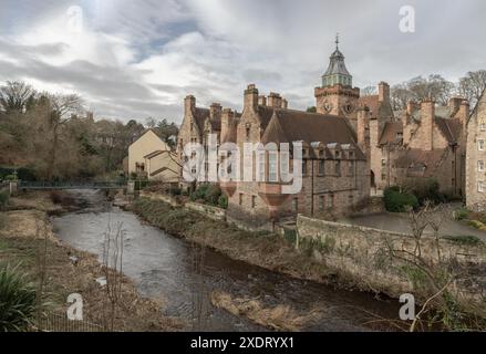 Edinburgh, Schottland - 16. Januar 2024 - Well Court ist ein traditionelles altes Mietshaus in Dean Village mit Fluss und Fluss, der am Ufer liegt Stockfoto