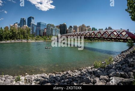 Pfirsichbrücke und Fluss in Calgary im Sommer Stockfoto