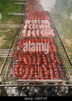 Leckere Chorizos, die über dem Feuer geröstet werden: Ein fest für den Gaumen beim San Juan Festival in Vigo, Galicien, Spanien Stockfoto