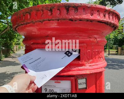 London, Großbritannien. Juni 2024. Eine Briefwahl für die Parlamentswahlen 2024 wurde in einem Briefkasten in Clapham, Lambeth, veröffentlicht. Obwohl der Wahltermin der 4. Juli ist, können Personen mit Briefstimmen, die sich bereits entschieden haben, frühzeitig wählen, Credit: Anna Watson/Alamy Live News Stockfoto