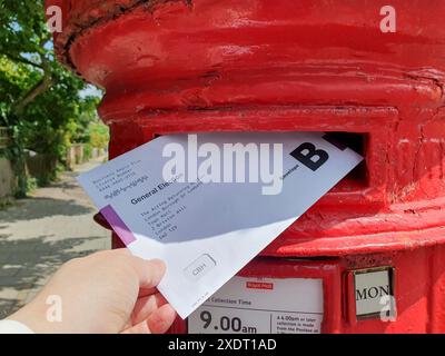 London, Großbritannien. Juni 2024. Eine Briefwahl für die Parlamentswahlen 2024 wurde in einem Briefkasten in Clapham, Lambeth, veröffentlicht. Obwohl der Wahltermin der 4. Juli ist, können Personen mit Briefstimmen, die sich bereits entschieden haben, frühzeitig wählen, Credit: Anna Watson/Alamy Live News Stockfoto