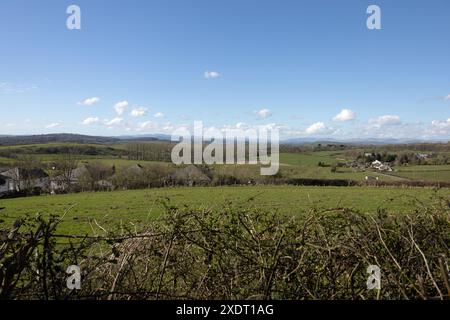 Blick auf die Lake District Hills von den Hängen des Hutton Roof Crag nahe Burton in Kendal Westmorland und Furness oder Cumbria England Stockfoto