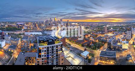 Die Skyline der Innenstadt von Minneapolis, Minnesota, USA über dem Fluss in der Abenddämmerung. Stockfoto