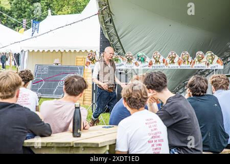 BROADCHALKE, WILTSHIRE, UK, 24. Juni 2024, Rizzo's Rip-Roaring History auf dem Chalke History Festival, dem führenden Geschichtsfestival Großbritanniens. John Rose/Alamy Live News Stockfoto