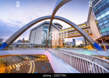 Toyotashi, Japan Straßen und erhöhte Gehwege in der Nähe des Hauptbahnhofs bei Sonnenaufgang. Stockfoto