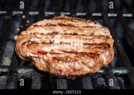 Hausgemachtes Burger Patty auf einem Gasgrill. Bereit zum Essen. Stockfoto