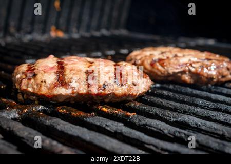 Hausgemachtes Burger Patty auf einem Gasgrill. Bereit zum Essen. Stockfoto