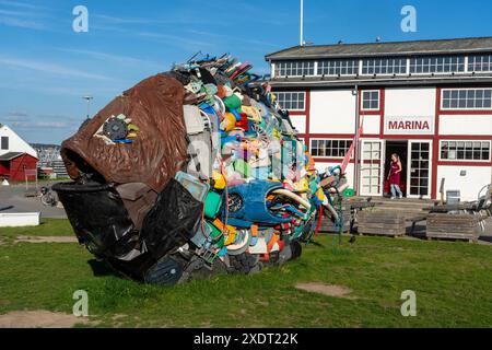 "Müllfisch" des japanischen Künstlers Hideaki Shibata am Segelboothafen in Helsingör, Dänemark Stockfoto