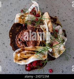 Den Gule Cottage Restaurant in Klambenborg, Dänemark: Gefülltes Lammfilet mit Fenchel Stockfoto