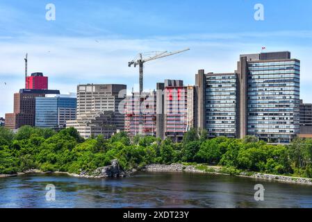 Gatineau, Kanada - 1. Juni 2024: Blick auf die Regierungsgebäude des Place du Portage von der anderen Seite des Ottawa River. Gebäude von Portage III sind es Stockfoto