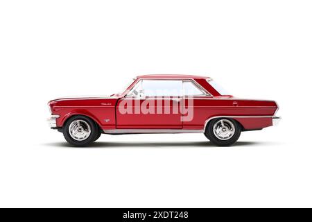 Izmir, Türkei - 4. Juni 2024: Seitenansicht eines Chevrolet Nova SS 1970 Modellautos auf weißem Hintergrund. Stockfoto