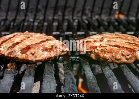 Hausgemachtes Burger Patty auf einem Gasgrill. Bereit zum Essen. Stockfoto