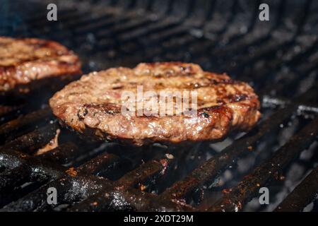 Hausgemachtes Burger Patty auf einem Gasgrill. Bereit zum Essen. Stockfoto